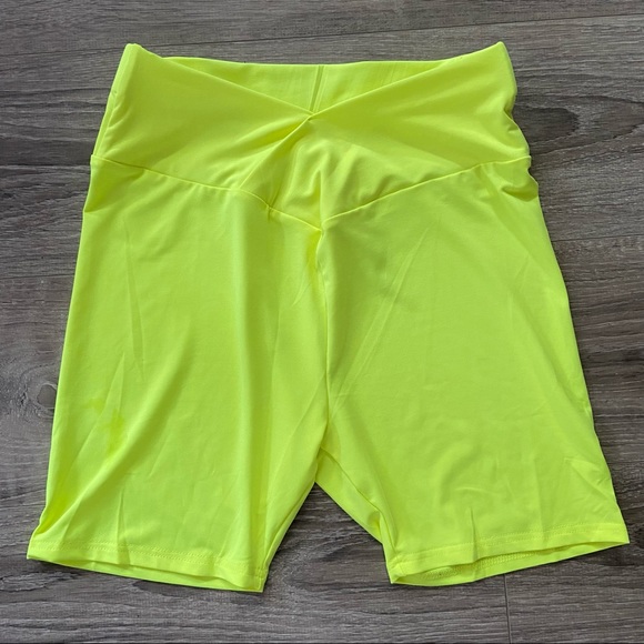 High-waisted Bike Shorts - Picture 6 of 7